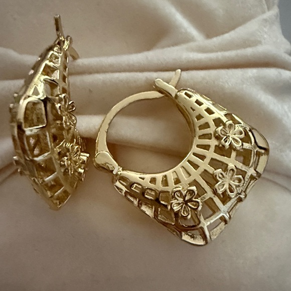 18k Gold Plated. Floral Earrings - Picture 2 of 2
